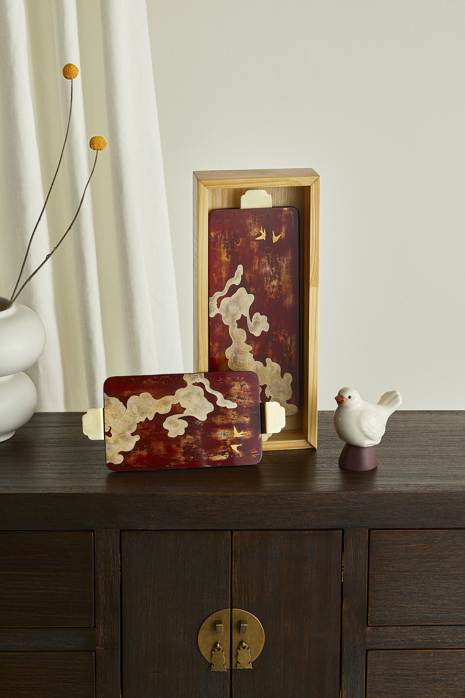 Red lacquer tray in wooden box