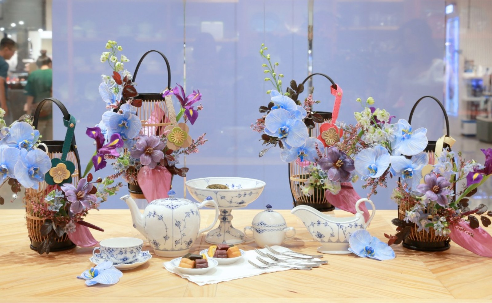 Lantern flower baskets with Royal Copenhagen tableware